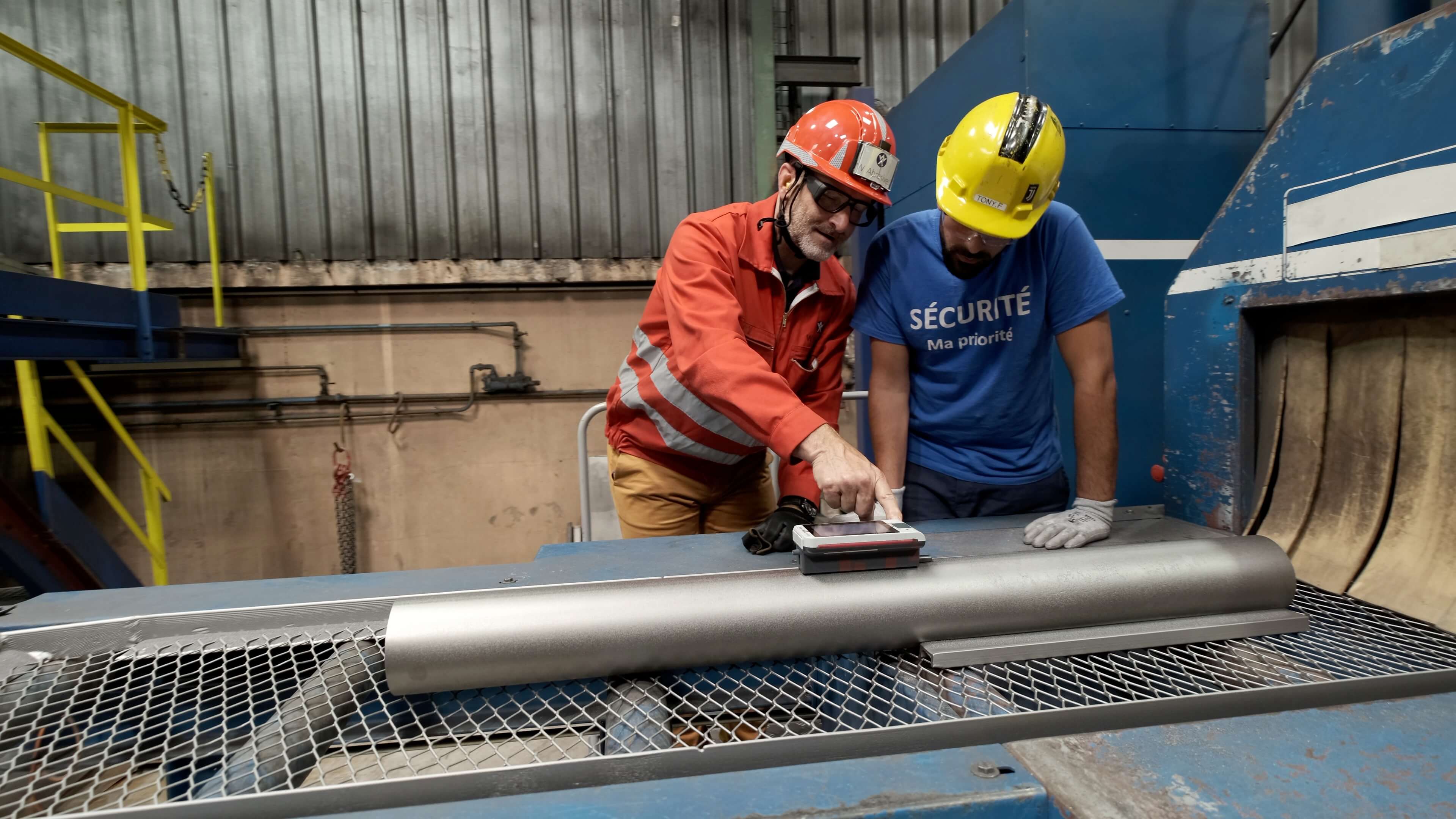 Technician explaining something to apprentice